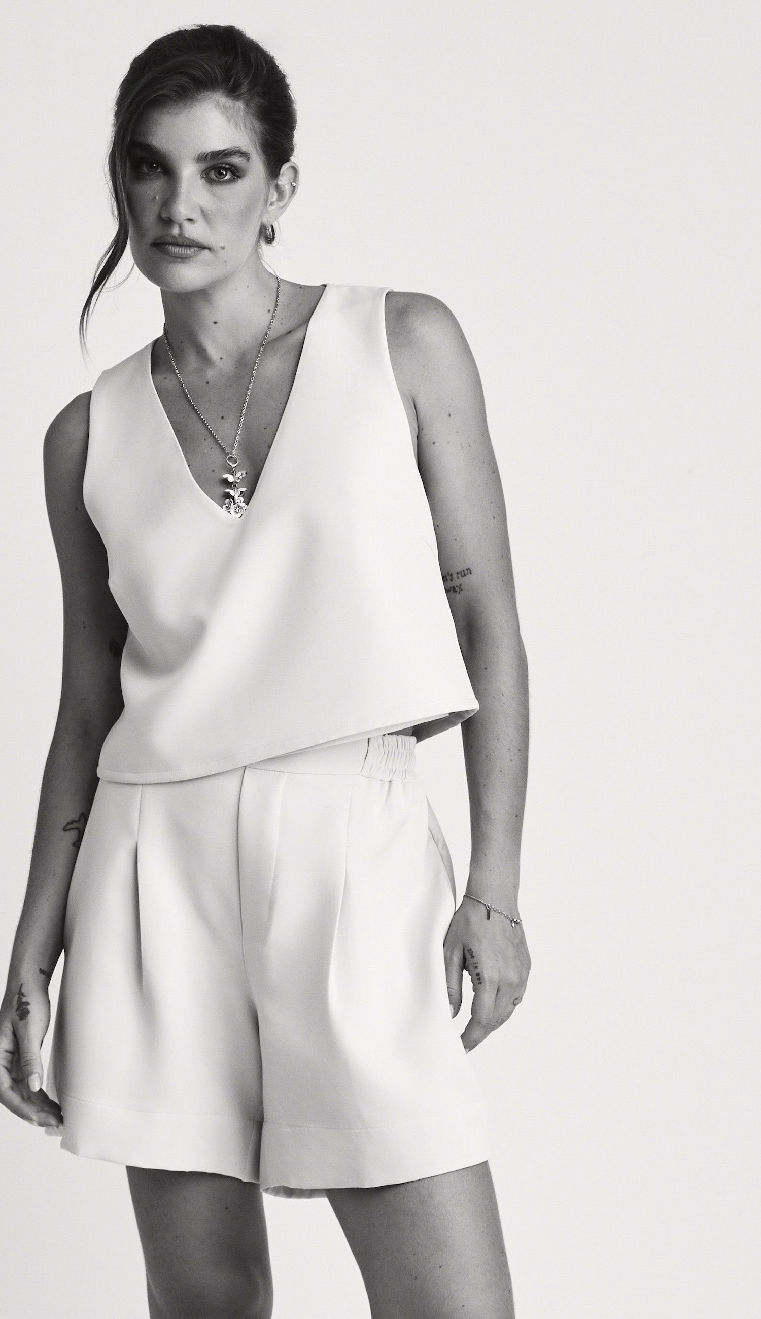 Shorts color blanco marfil