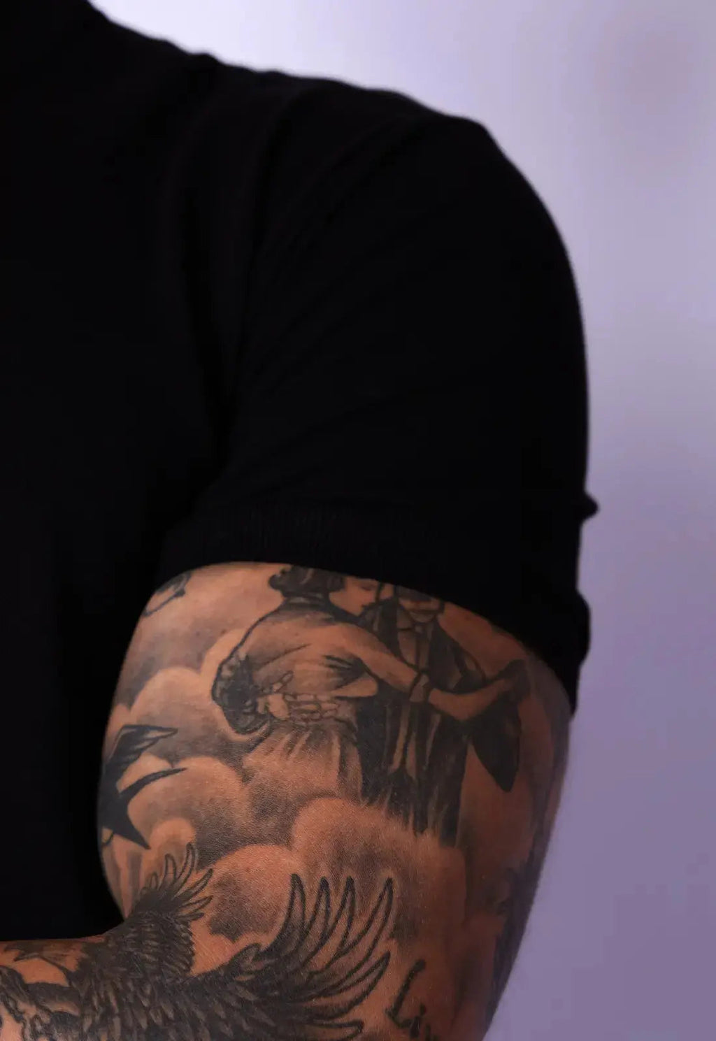 Camiseta Negra con Cuello Padre y Cremallera