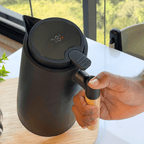 Botella térmica de plástico con termómetro negra 1 litro