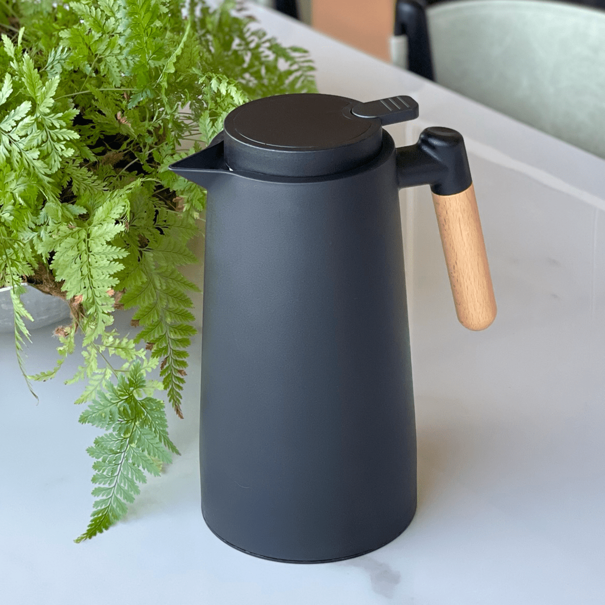 Botella térmica de plástico con termómetro negra 1 litro