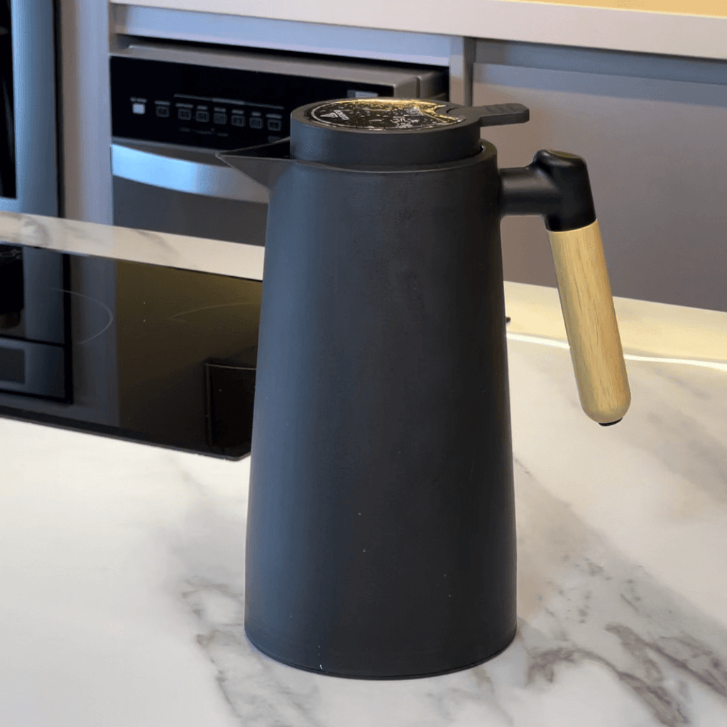 Botella térmica de plástico con termómetro negra 1 litro