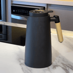 Botella térmica de plástico con termómetro negra 1 litro