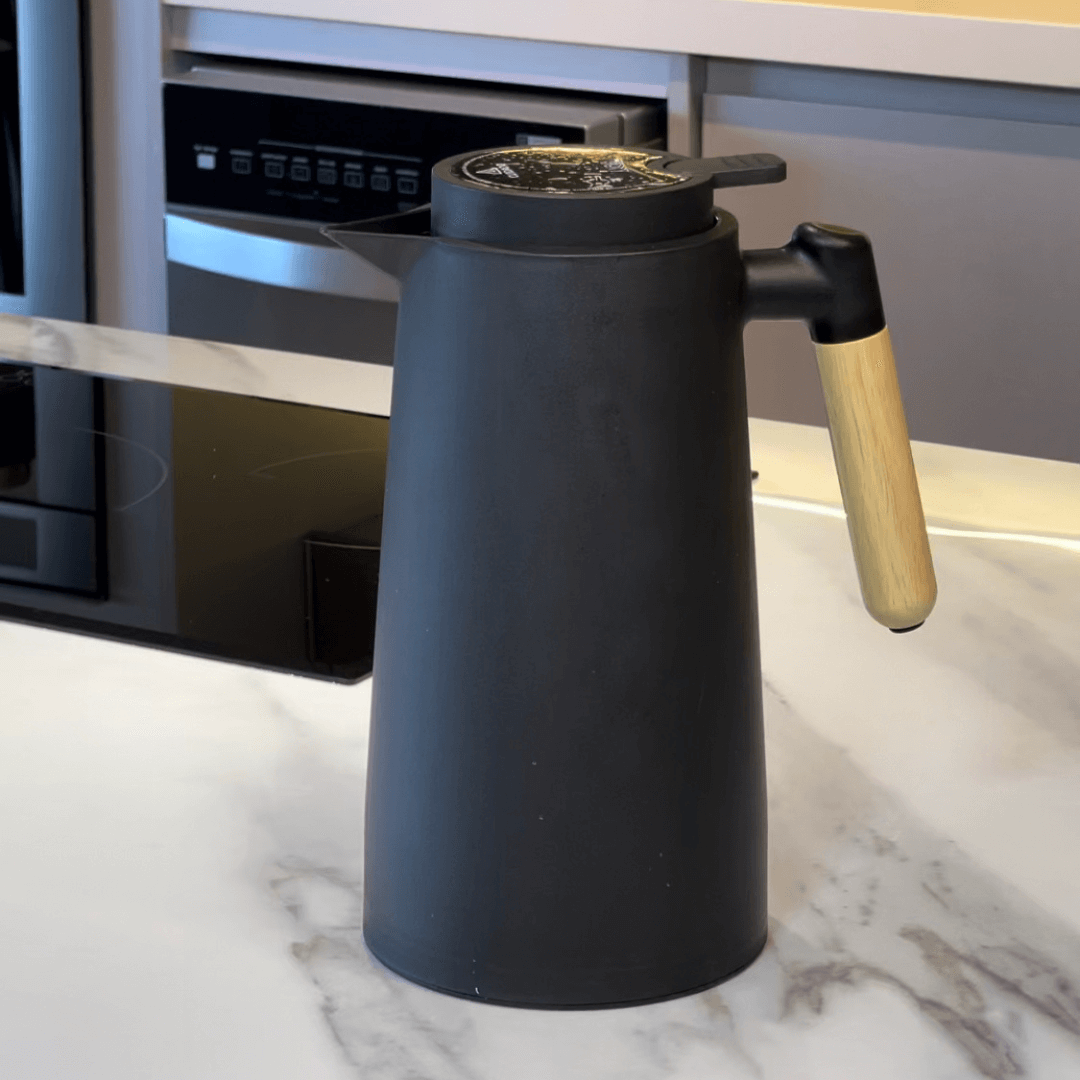 Botella térmica de plástico con termómetro negra 1 litro